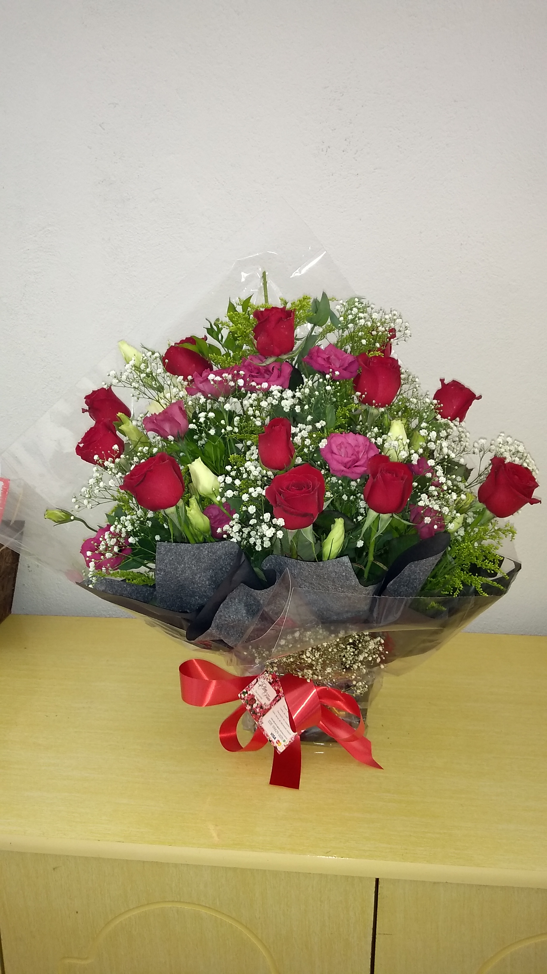 Buquê de Rosas Vermelhas e Flores do Campo - Elica Flores Online